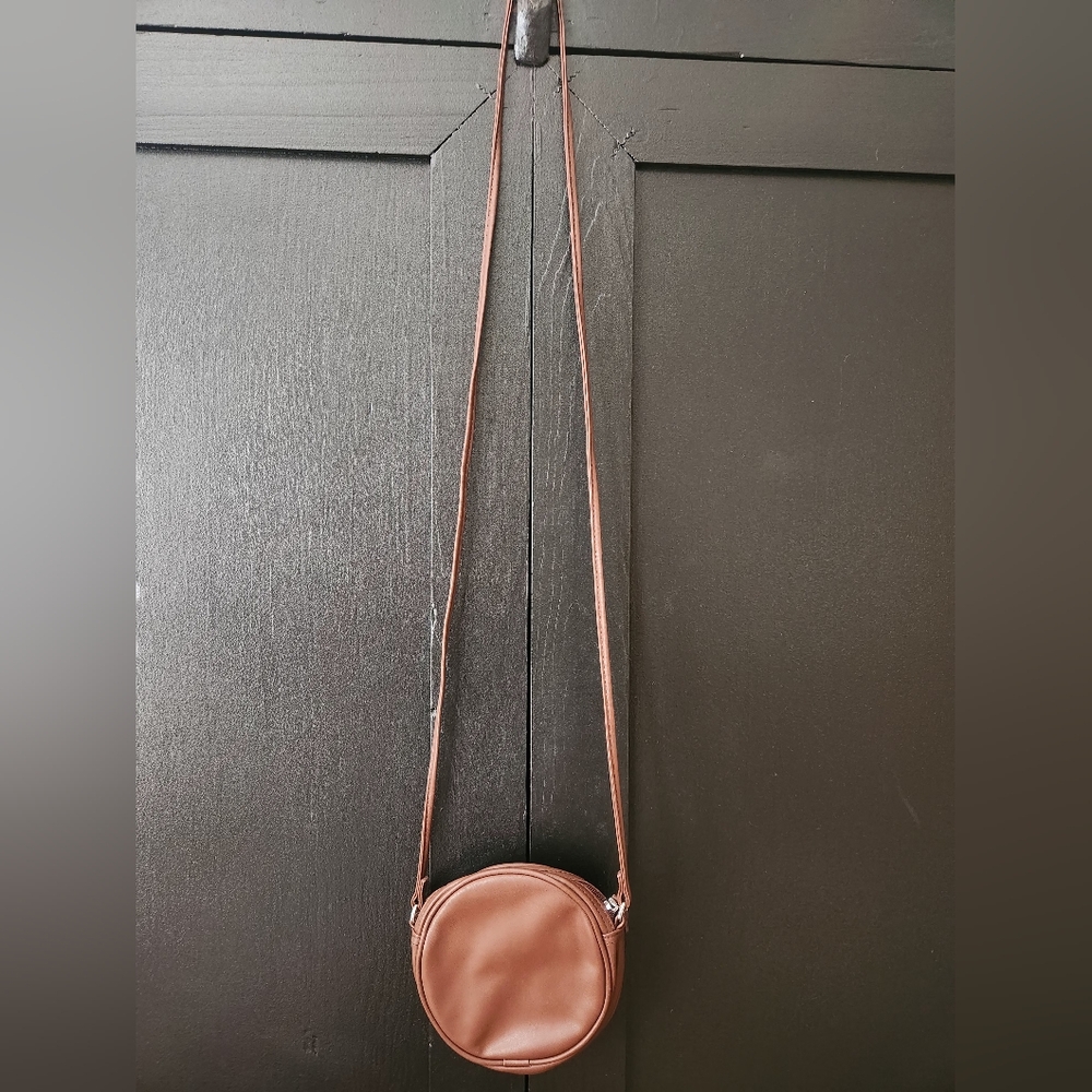 No Boundaries circle crossbody in brown - Picture 2 of 7